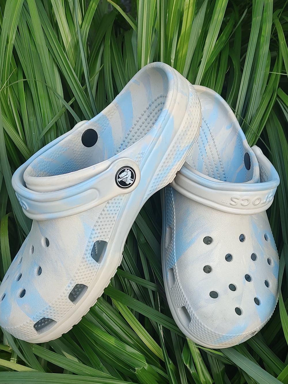 CROCS Kids Tie-Dye Light Blue & White Classic Marbled Clogs Size 4 Men 6 Women